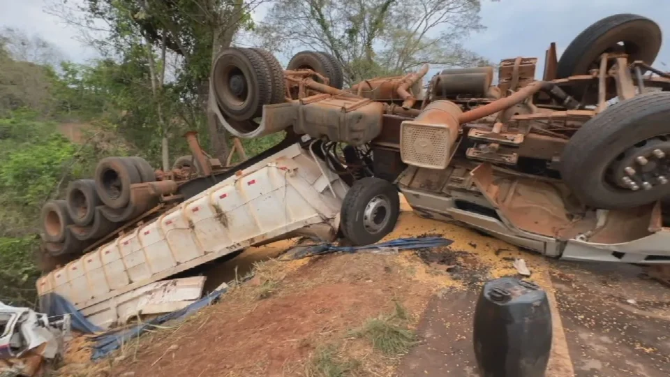 Vereador e secretário ficam gravemente feridos após acidente na GO-010, em Goiás