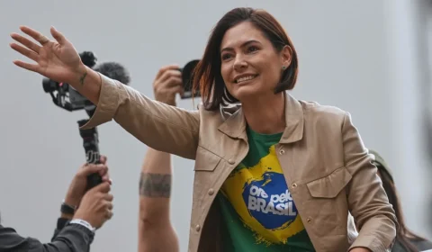 Michelle Bolsonaro é internada em Brasília com quadro de enxaqueca refratária