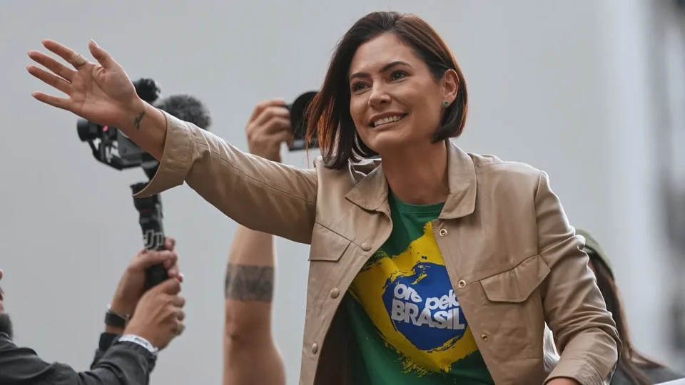 Michelle Bolsonaro é internada em Brasília com quadro de enxaqueca refratária