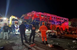 Acidente entre ônibus e carreta deixa seis mortos e 43 feridos na BR-116, em MG