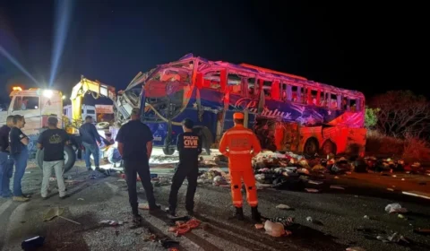 Acidente entre ônibus e carreta deixa seis mortos e 43 feridos na BR-116, em MG