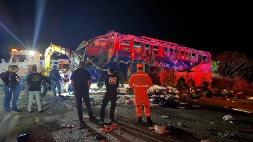 Acidente entre ônibus e carreta deixa seis mortos e 43 feridos na BR-116, em MG