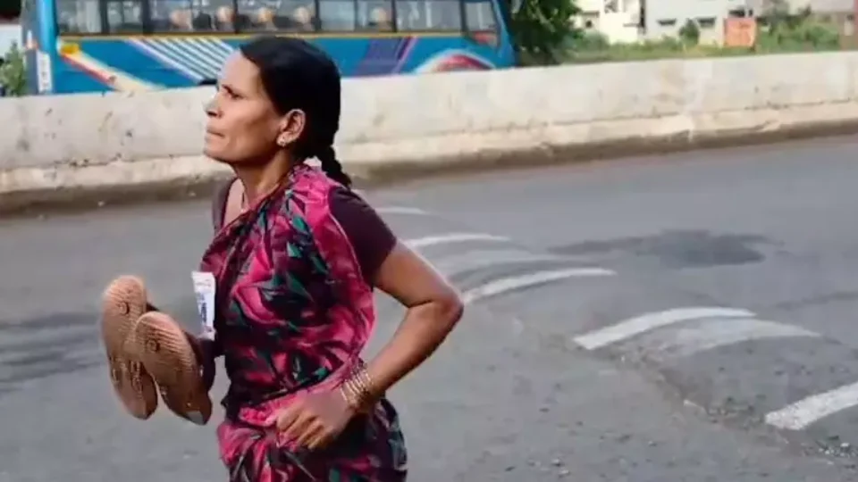 Mãe corre descalça e vence corrida para comprar material escolar da filha na Índia