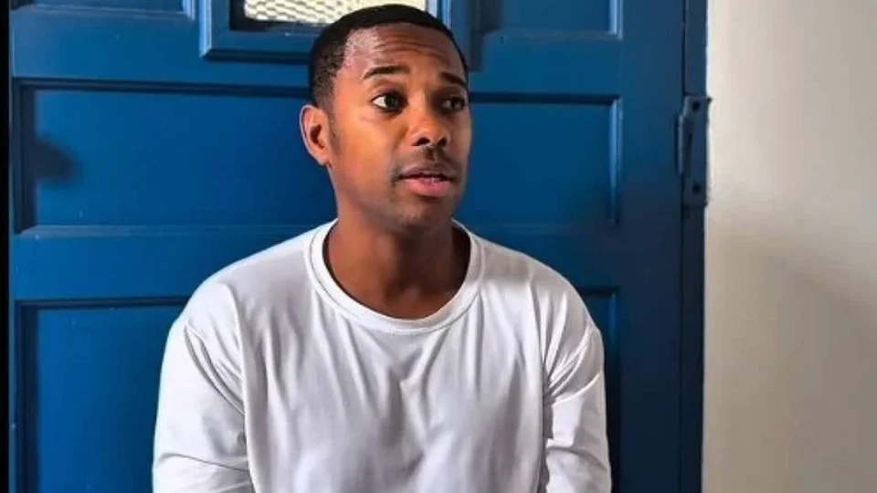 Robinho reduz pena em 301 dias com trabalho, estudos e leitura na prisão