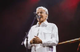 Caetano Veloso vence processo contra emissora mineira após ofensas em programa
