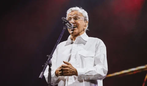 Caetano Veloso vence processo contra emissora mineira após ofensas em programa