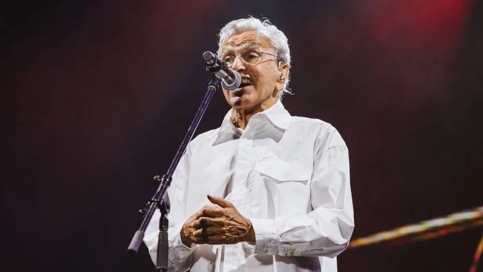 Caetano Veloso vence processo contra emissora mineira após ofensas em programa