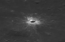 Cratera gigante recém-descoberta na Lua revela ameaça invisível a futuras bases humanas