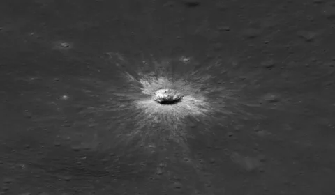Cratera gigante recém-descoberta na Lua revela ameaça invisível a futuras bases humanas
