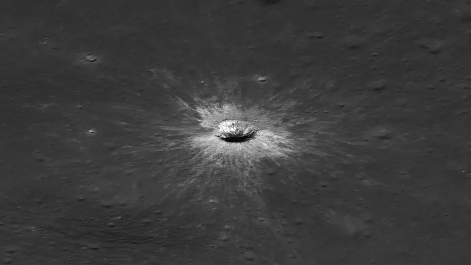 Cratera gigante recém-descoberta na Lua revela ameaça invisível a futuras bases humanas
