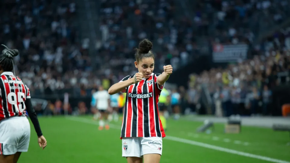 São Paulo vira sobre Corinthians e abre vantagem na final do Brasileirão Feminino