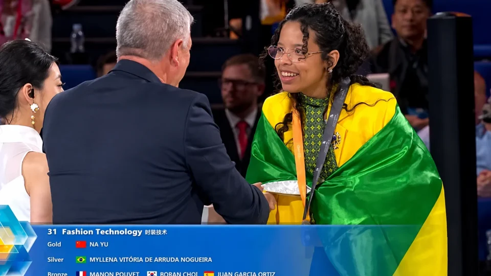 Jovem de MT que aprendeu a costurar com o pai conquista prata em mundial na China