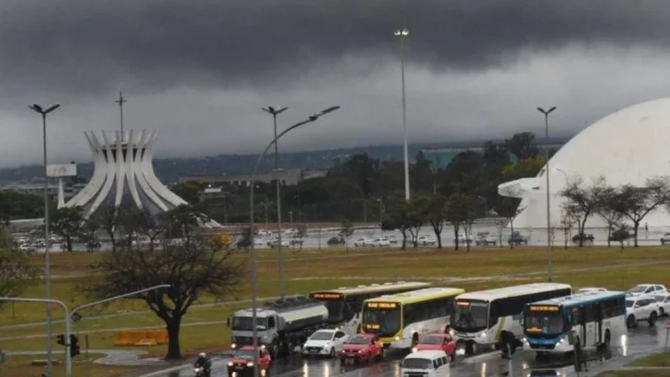 DF sai da baixa umidade para alerta de tempestade a partir desta quarta