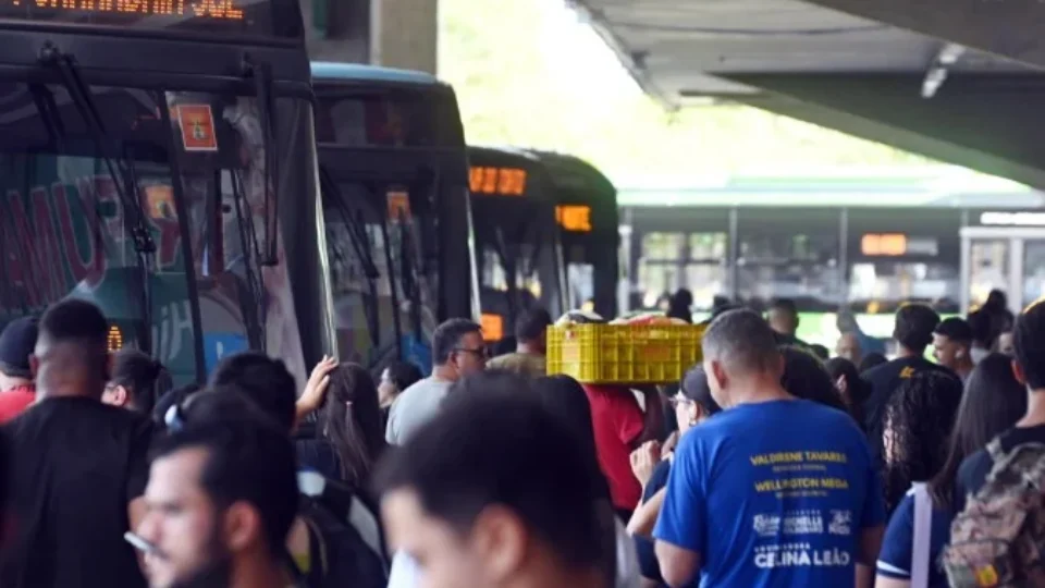 Greve dos ônibus no DF é suspensa após acordo com reajuste de 8% nos salários