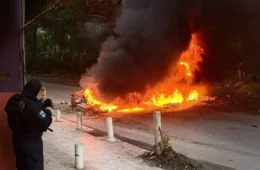 Operação da PM provoca tiroteio e barricadas em chamas na Vila Aliança, no Rio