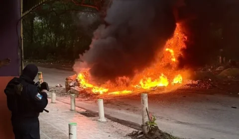 Operação da PM provoca tiroteio e barricadas em chamas na Vila Aliança, no Rio