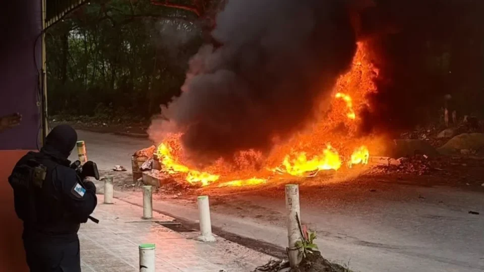 Operação da PM provoca tiroteio e barricadas em chamas na Vila Aliança, no Rio