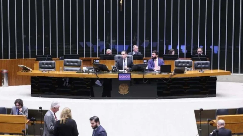 Câmara aprova fim da taxa das blusinhas e texto vai ao Senado
