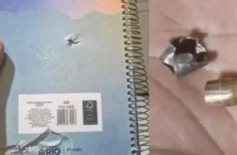 Menino de 12 anos tem mochila atravessada por tiro durante tiroteio em Curicica
