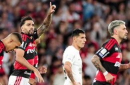 Flamengo vence Corinthians no fim e reassume liderança do Brasileirão