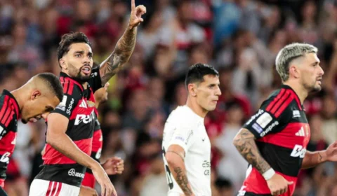 Flamengo vence Corinthians no fim e reassume liderança do Brasileirão