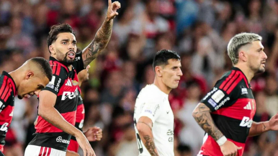 Flamengo vence Corinthians no fim e reassume liderança do Brasileirão