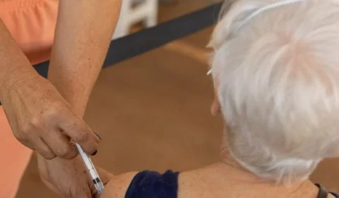 SUS começa a oferecer vacina Pneumo 20 para idosos com 85 anos ou mais