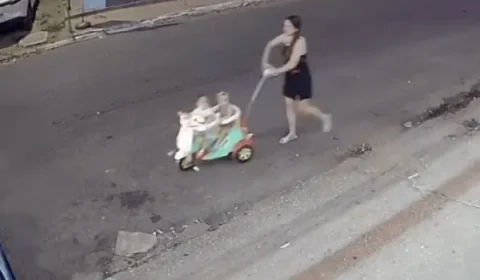 Carro atinge carrinho com gêmeos de 11 meses e bebês caem na rua no Maranhão