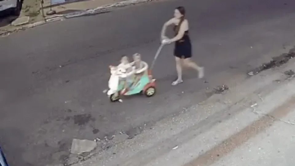 Carro atinge carrinho com gêmeos de 11 meses e bebês caem na rua no Maranhão