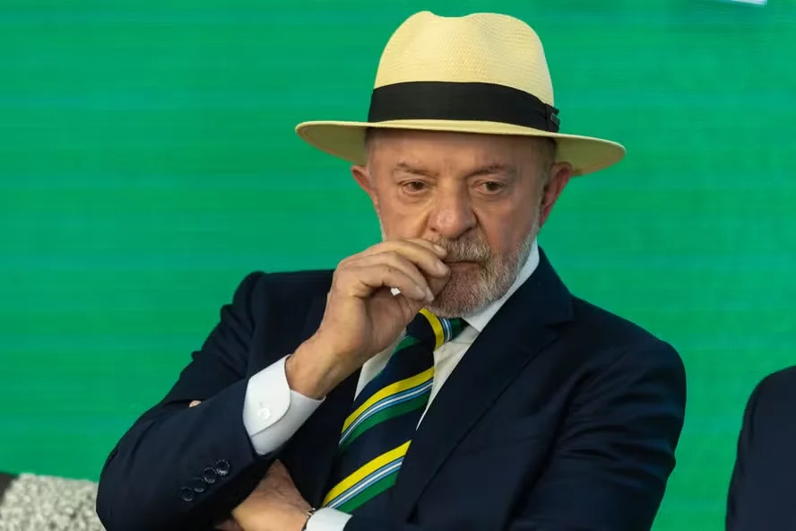 O governo de Luiz Inácio Lula da Silva (PT) discutiu ao menos três cenários de reajuste para o Bolsa Família nos últimos meses — e acabou escolhendo justamente o mais caro para os cofres públicos, considerado por técnicos como o menos eficiente do ponto de vista do desenho do programa, mas o único capaz de alcançar todos os beneficiários às vésperas da eleição. Nesta quinta-feira (17), o presidente editou decreto reajustando em 15,04% os benefícios do programa. O pagamento mínimo por família sobe de R$ 600 para R$ 691 a partir de outubro — justamente o mês da votação.