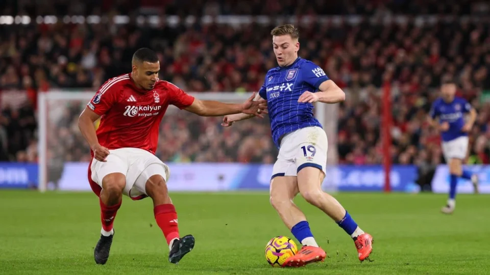 Ipswich vence Crystal Palace por 3 a 2 em jogo marcado por virada e expulsão