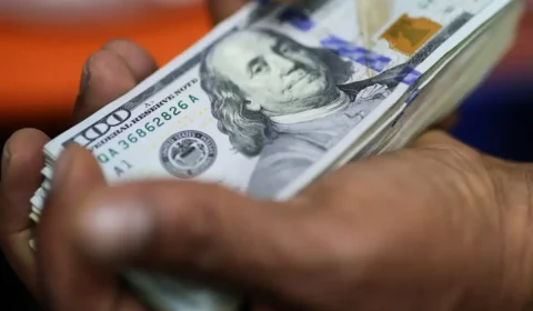 Dólar cai a R$ 5,11 e Ibovespa sobe com petróleo em queda nesta segunda-feira