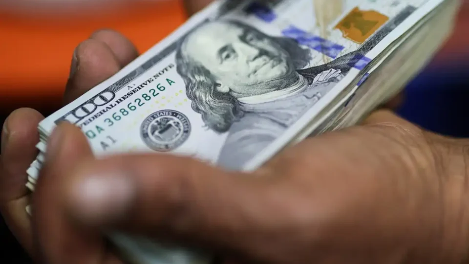 Dólar cai a R$ 5,11 e Ibovespa sobe com petróleo em queda nesta segunda-feira