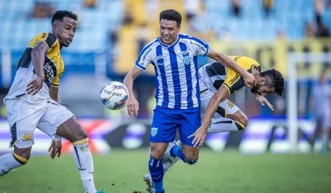 Criciúma goleia o Avaí por 3 a 0 e estreia de Umberto Louzer começa com vitória na Série B