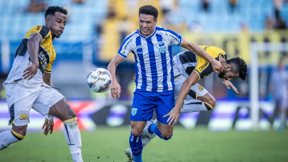 Criciúma goleia o Avaí por 3 a 0 e estreia de Umberto Louzer começa com vitória na Série B