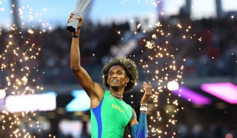 Alison dos Santos é campeão mundial e mantém temporada invicta