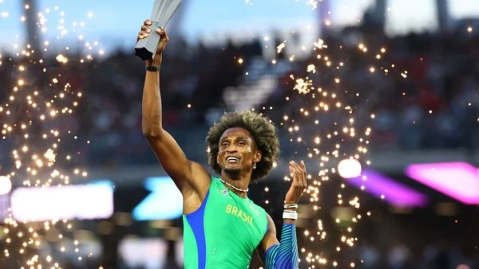 Alison dos Santos é campeão mundial e mantém temporada invicta