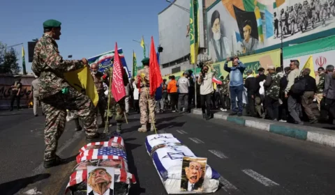 Irã exibe “caixões” com imagens de Trump e Netanyahu em desfile em Teerã