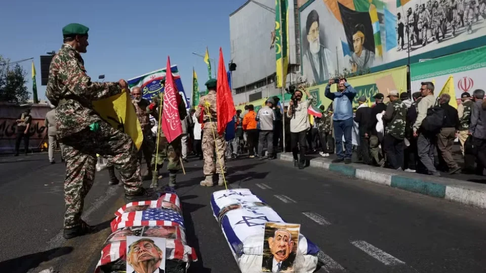 Irã exibe “caixões” com imagens de Trump e Netanyahu em desfile em Teerã
