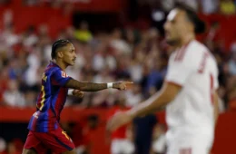 Raphinha encaminha renovação com Barcelona até 2030 e diz que quer encerrar carreira no clube