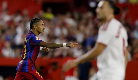 Raphinha encaminha renovação com Barcelona até 2030 e diz que quer encerrar carreira no clube