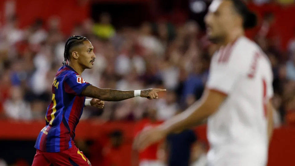 Raphinha encaminha renovação com Barcelona até 2030 e diz que quer encerrar carreira no clube