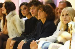 Bruna Marquezine e Shawn Mendes trocam carinhos em primeira aparição pública como casal em desfile da Gucci