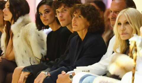 Bruna Marquezine e Shawn Mendes trocam carinhos em primeira aparição pública como casal em desfile da Gucci