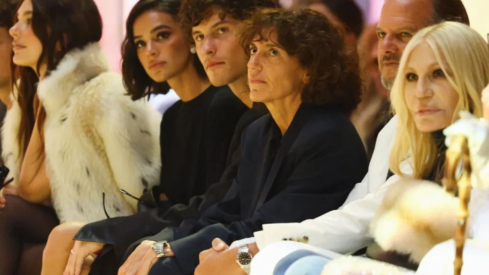 Bruna Marquezine e Shawn Mendes trocam carinhos em primeira aparição pública como casal em desfile da Gucci