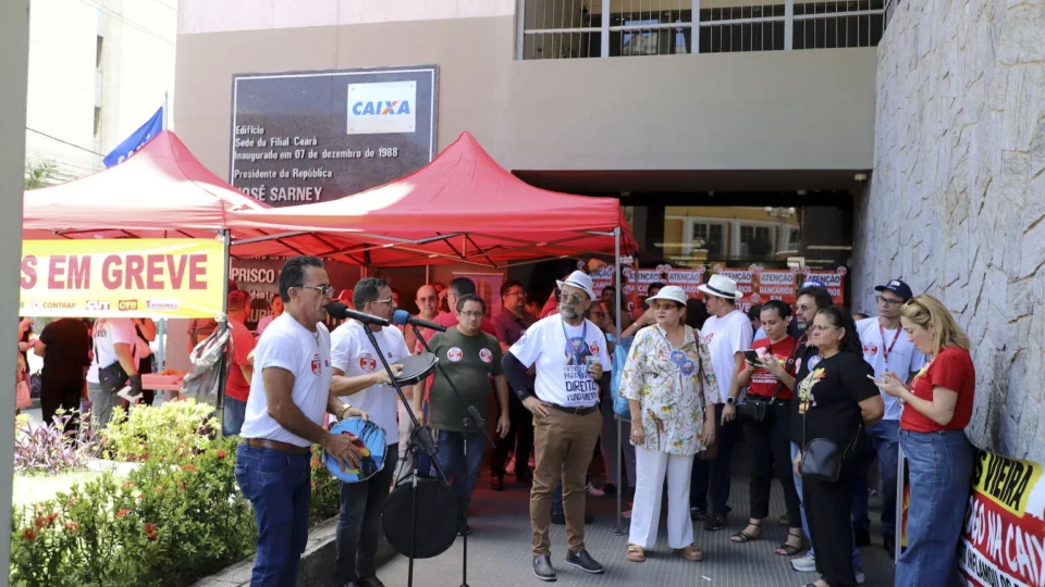 Greve da Caixa chega ao 14º dia e vai à mediação do TST após terceira proposta rejeitada