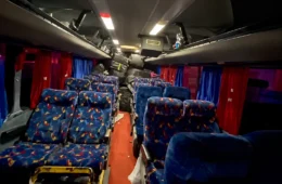 Passageiros viajam sentados sobre caixas de cigarros ilegais e ônibus é apreendido no Paraná