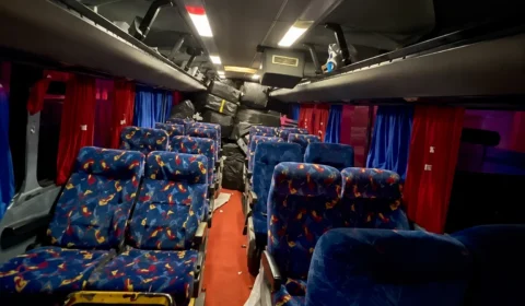 Passageiros viajam sentados sobre caixas de cigarros ilegais e ônibus é apreendido no Paraná
