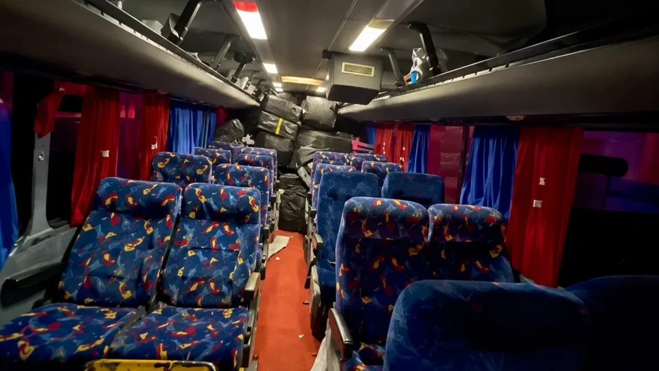 Passageiros viajam sentados sobre caixas de cigarros ilegais e ônibus é apreendido no Paraná