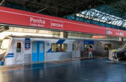 Falha em trem provoca lotação e atrasos na Linha 3-Vermelha do Metrô de SP; problemas ainda persistem